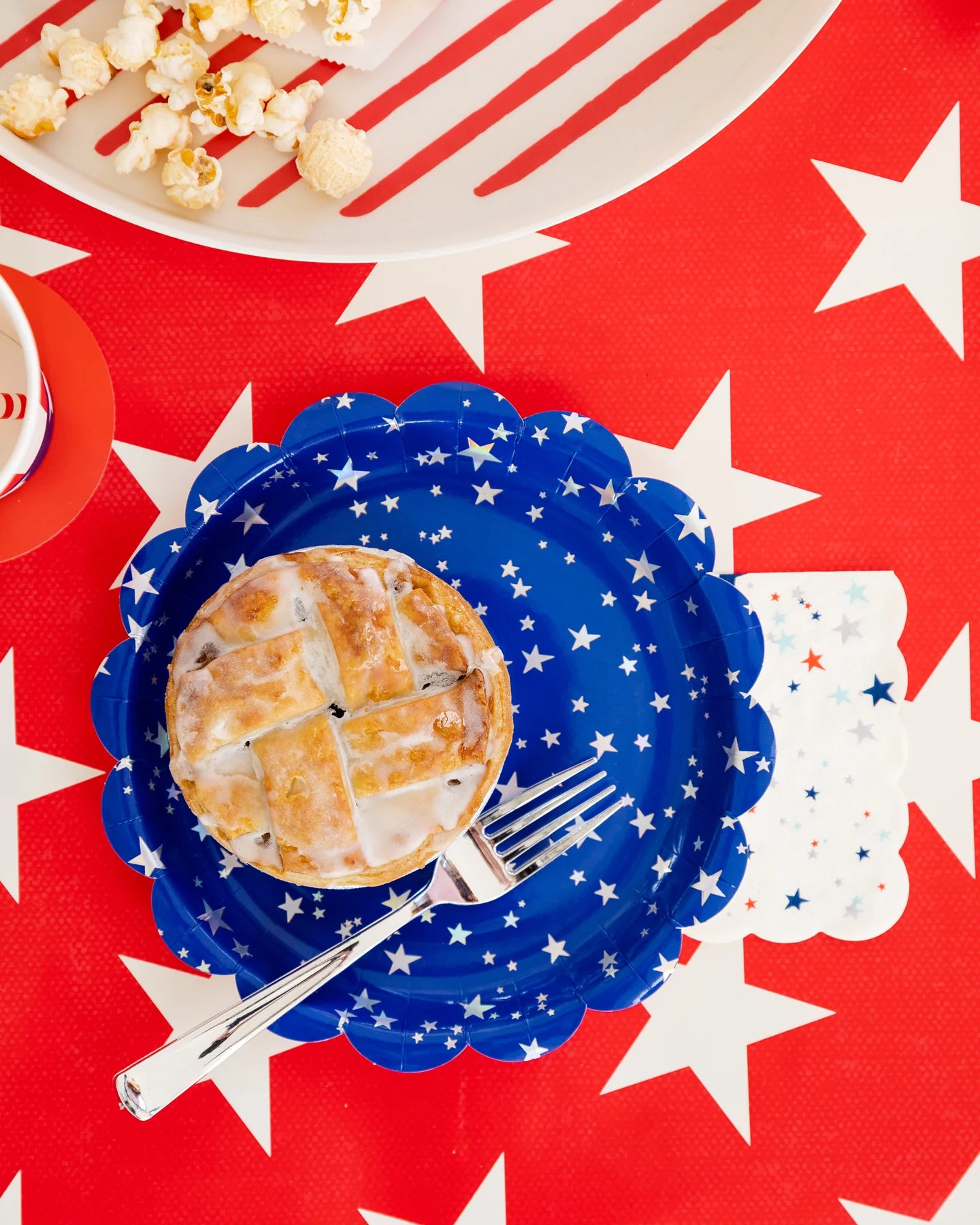 Red/Blue Sparklers Scallop Large Plate Set (8 Count)