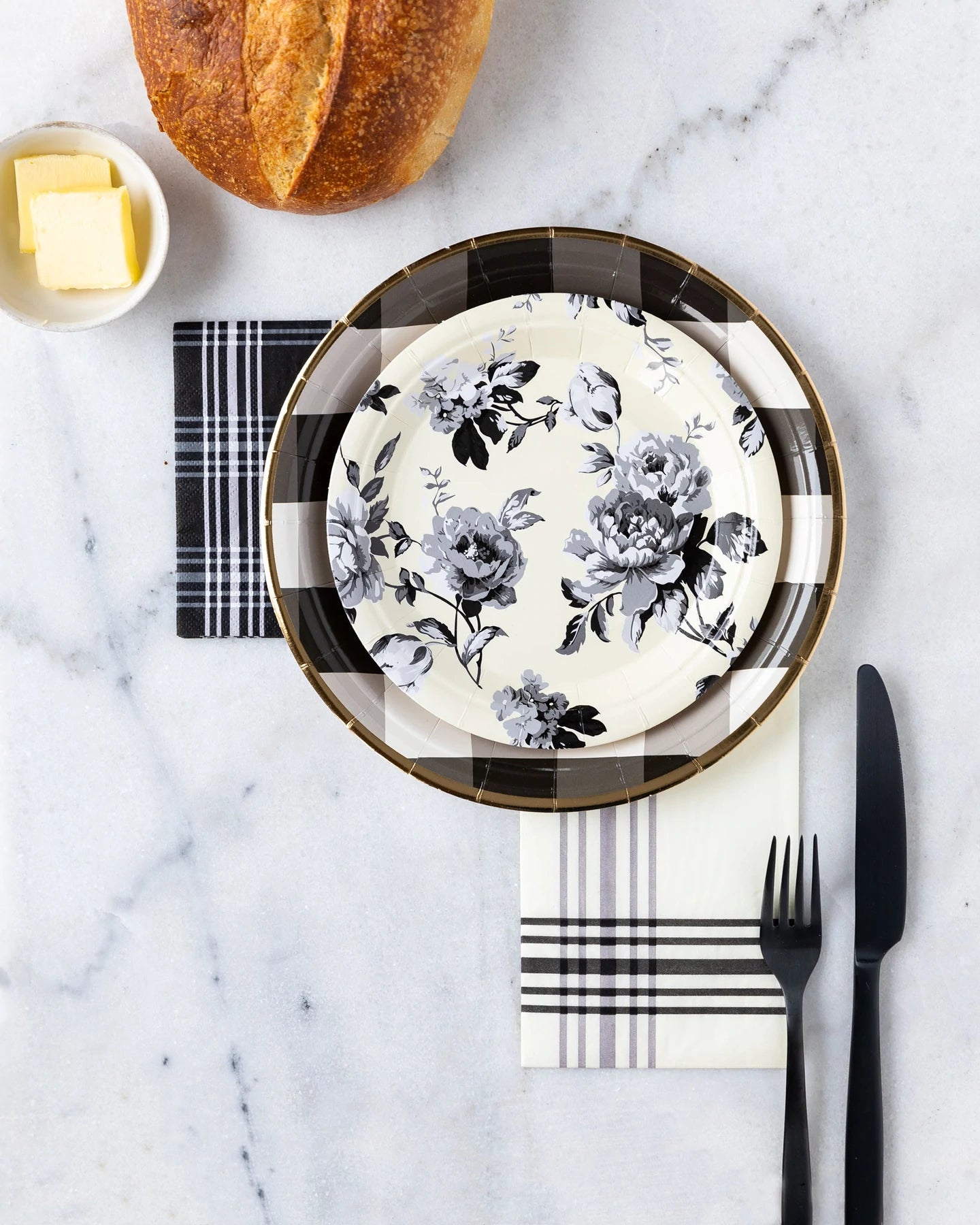 Gingham Farm Round Paper Plates (12 pk)