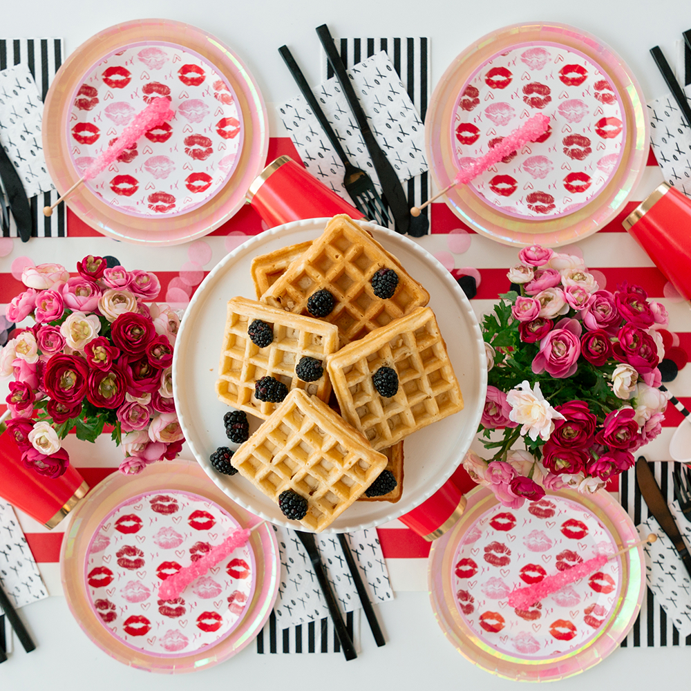 Kiss Print Small Plates (8 Pk)
