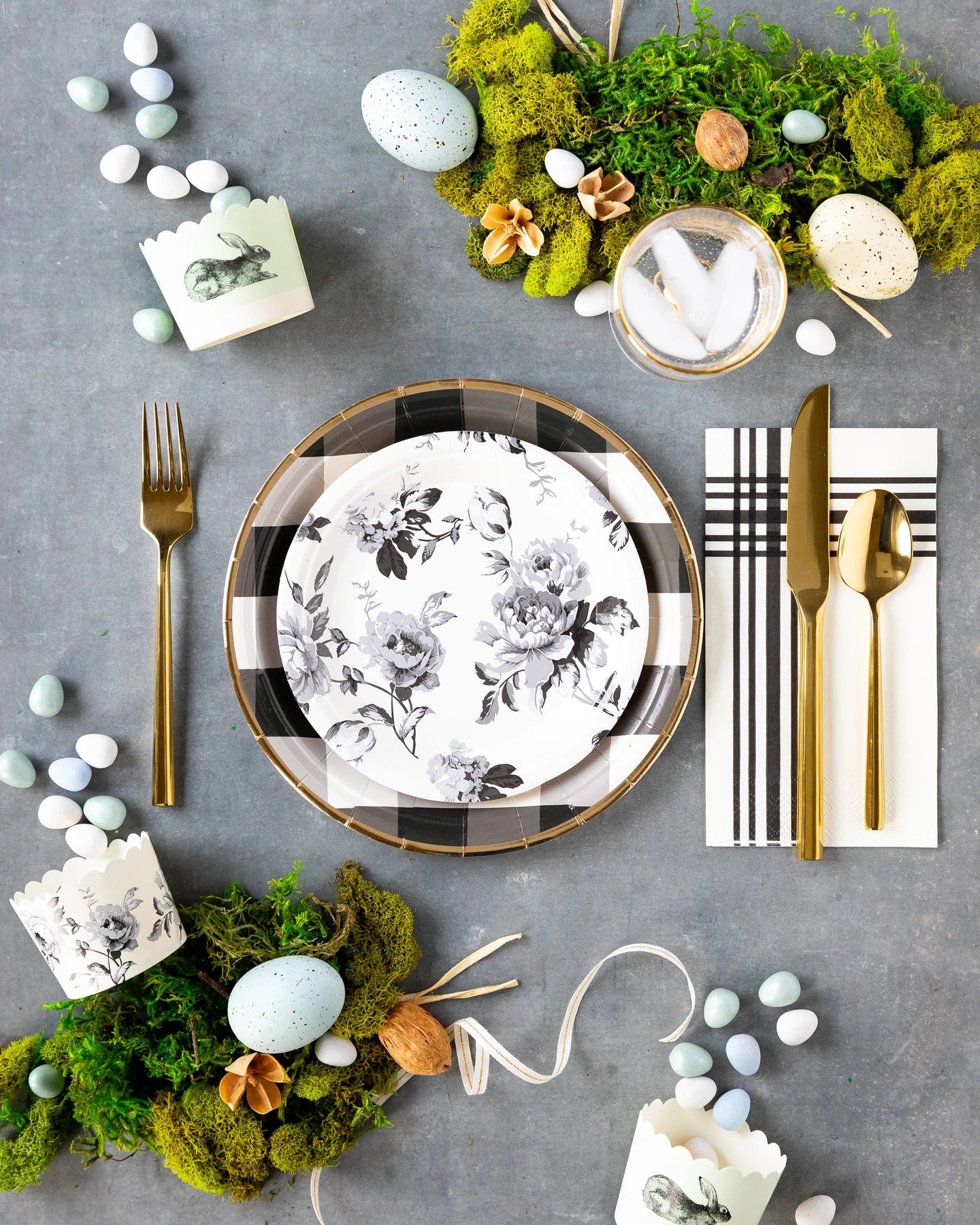 Gingham Farm Round Paper Plates (12 pk)